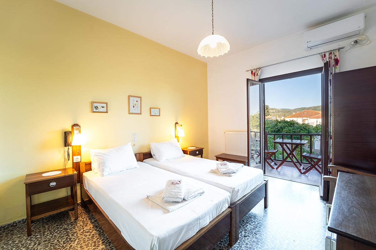 Double room with twin beds, Room 16