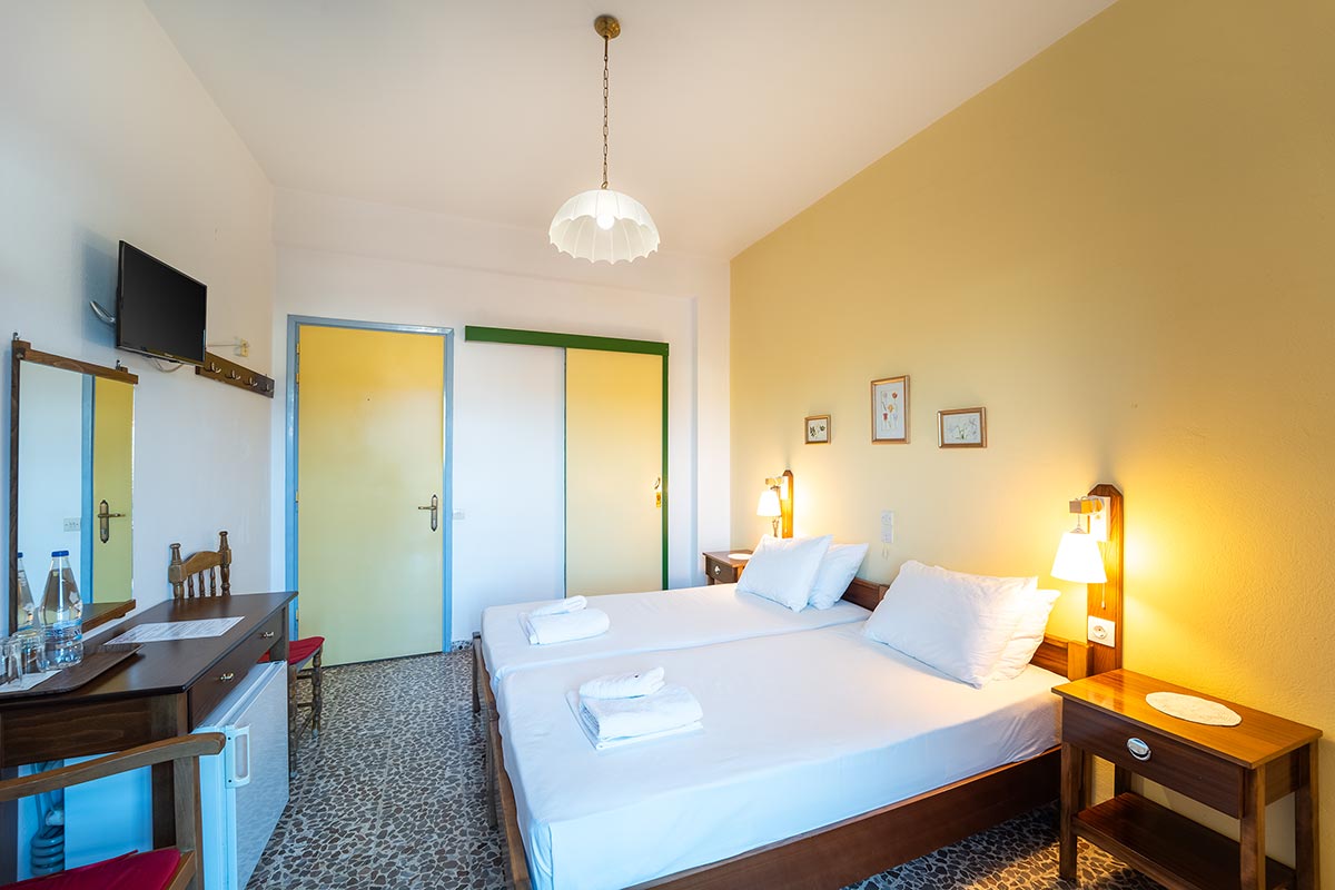 Double room with twin beds, Room 16