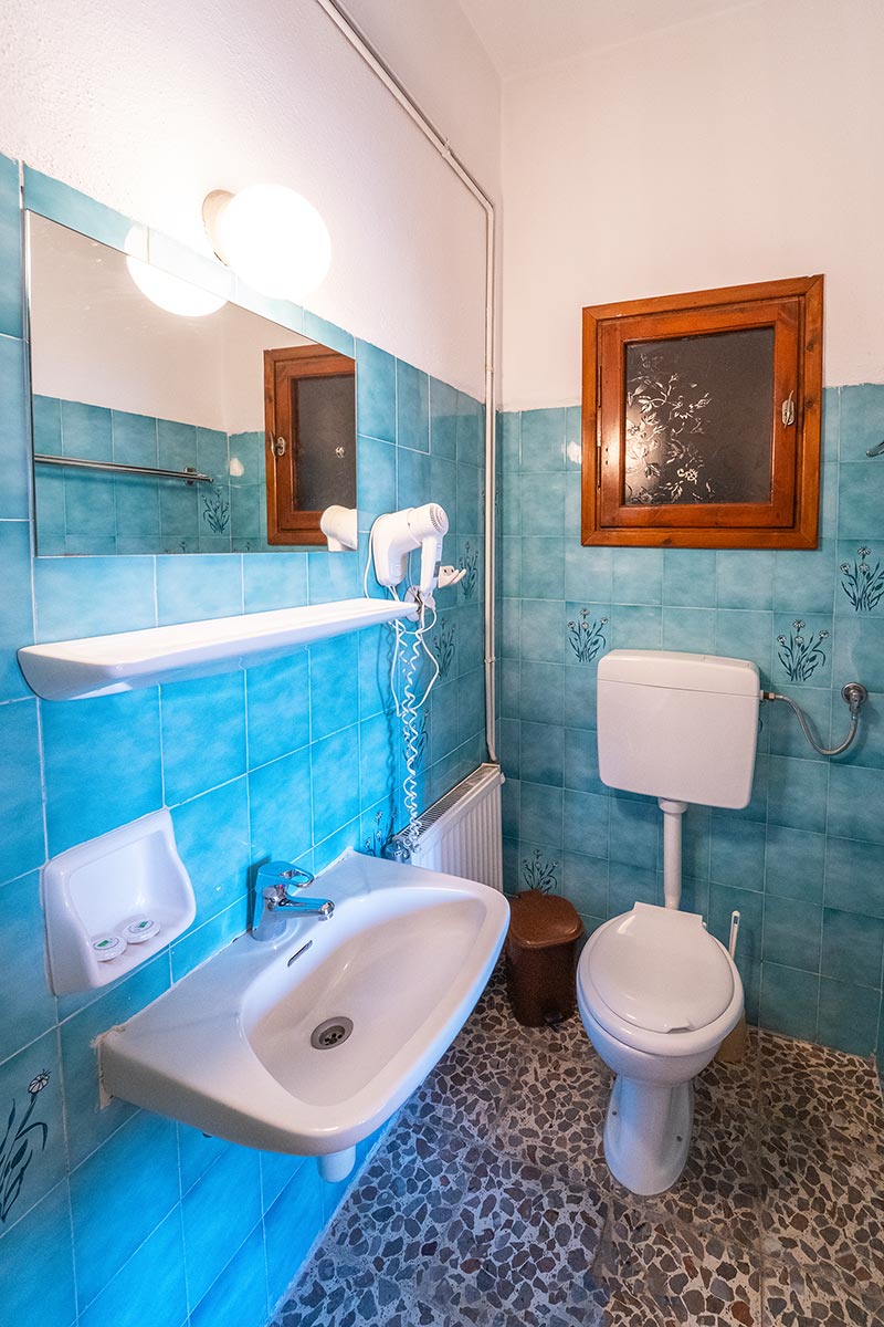 Double room with twin beds, Room 16